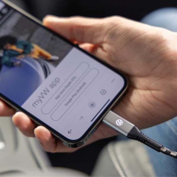 Cable USB-C a Apple Lightning original Volkswagen 000051446CA (3)