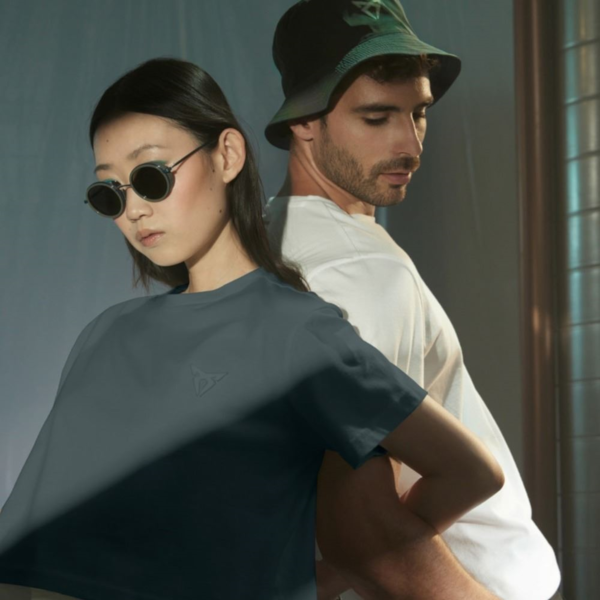 Camiseta mujer de manga corta con el estampado en relieve Cupra (5)