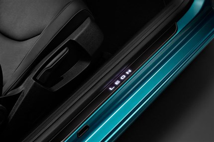 Estribera iluminada SC SEAT León