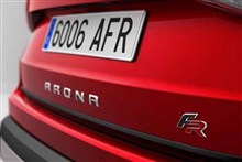 Moldura portón trasero (Negro piano) SEAT Arona